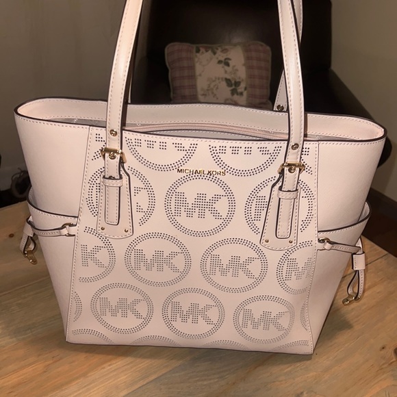 Michael Kors Handbags - Michael Kors Blush Pink Saffiano Leather Voyager Bag